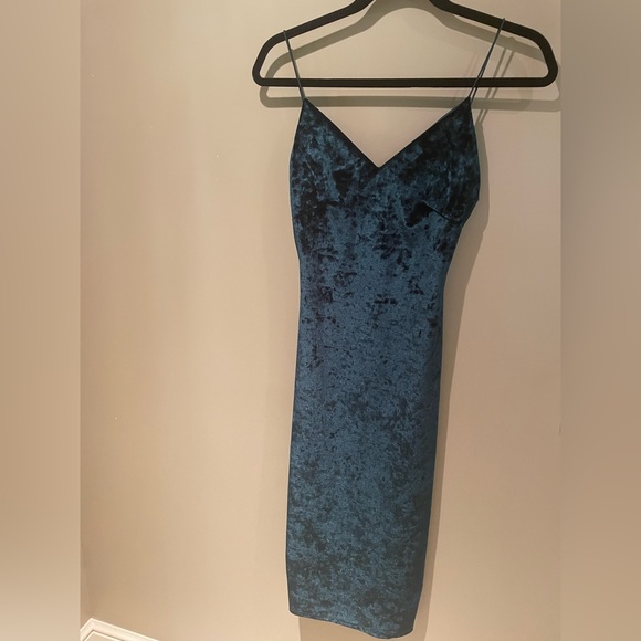 Stitches green dress - Picture 3 of 3